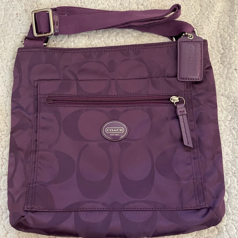 SIGNATURE COACH
E77408 GETAWAY BAG Purple